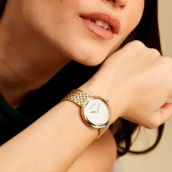 Sale CALVIN KLEIN Montre Twisted Bezel Blanc cadran doré fond blanc bracelet acier doré